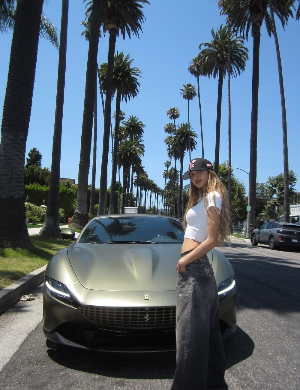 LISA ในลุคสบายๆ กับ Ferrari Roma Spider