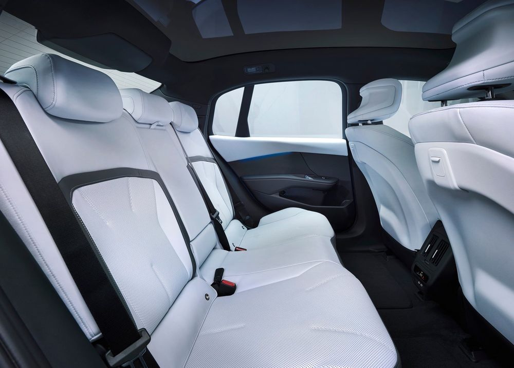 BMW i3 50 xDrive เบาะโดยสารตอนหลัง