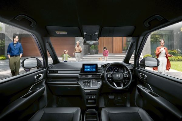 STEP WGN eHEV SPADA_Main Interior (with BG)