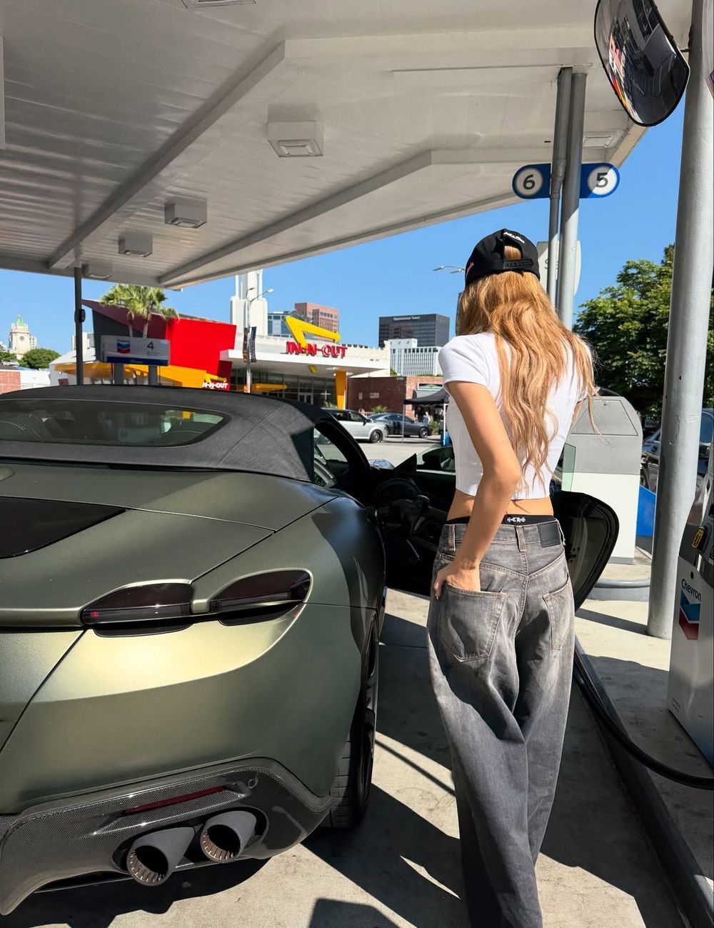 LISA ในรถ Ferrari Roma Spider ด้านท้าย