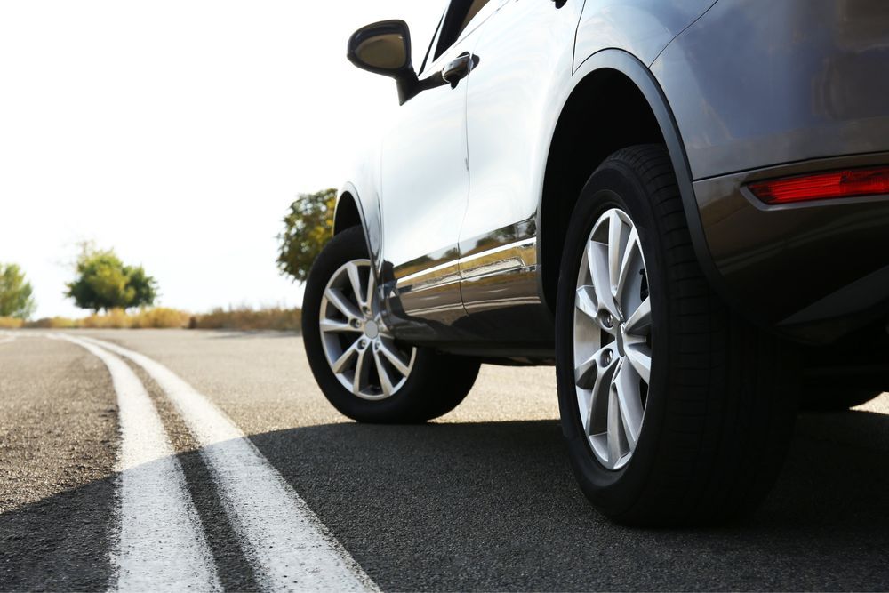 เทคนิคหมุนพวงมาลัย กันรถไหลลงถนน