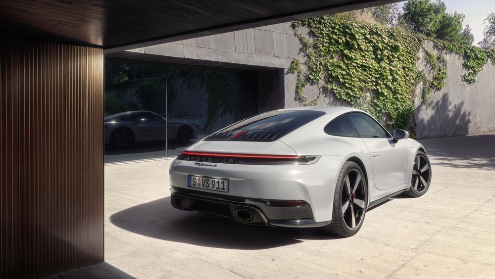 Porsche 911 Carrera S 2025 ด้านหลัง