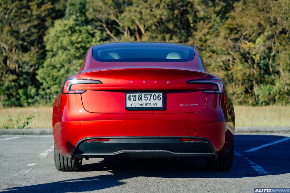 Tesla Model 3 ด้านท้าย