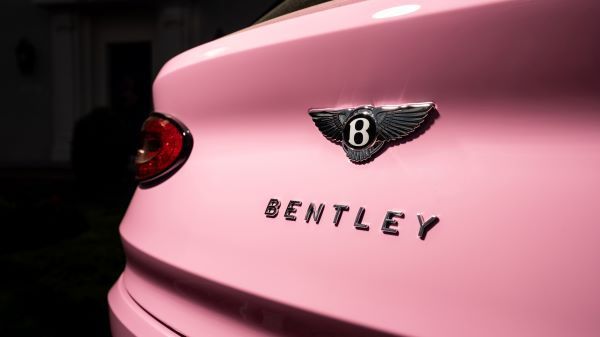 Bentayga EWB Azure เฉดสีชมพู Candy Pink สั่งทำพิเศษ 2025 3