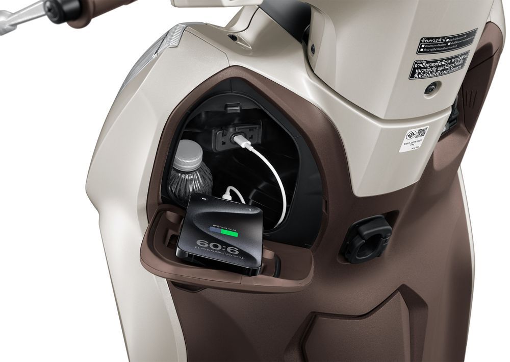 2025 Honda LEAD125 USB-C