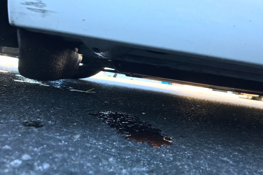 รอยน้ำมันใต้ท้องรถ