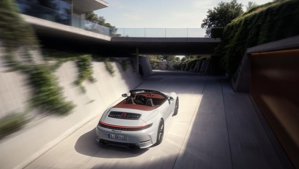 Porsche 911 Carrera S 2025 ด้านหลัง 2