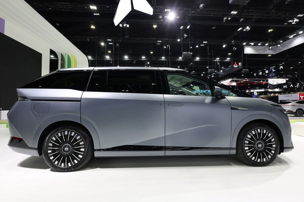 XPENG X9 Luxury Special Color Edition ด้านข้าง