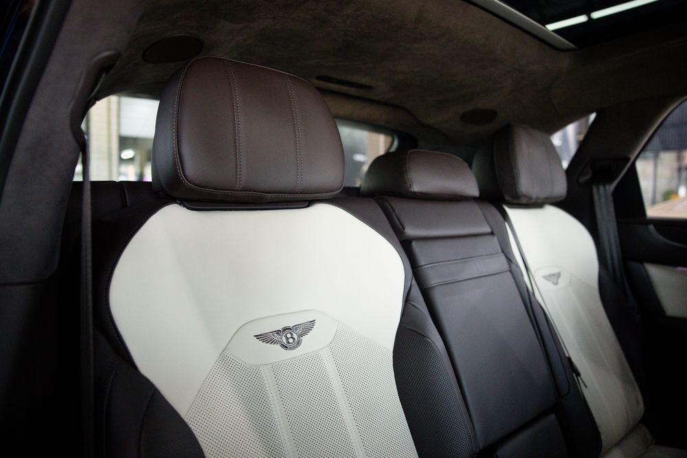 Bentley Bentayga Hybrid ภายในทูโทนสีขาว Linen กับสีดำ Burnt Oak