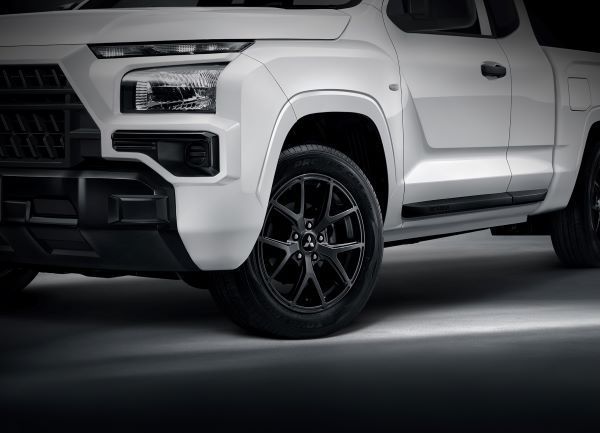 The NEW MITSUBISHI TRITON STREET (MEGA CAB LOW RIDER) ล้อ