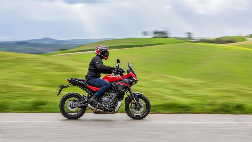 2025 Yamaha TRACER 7 Riding