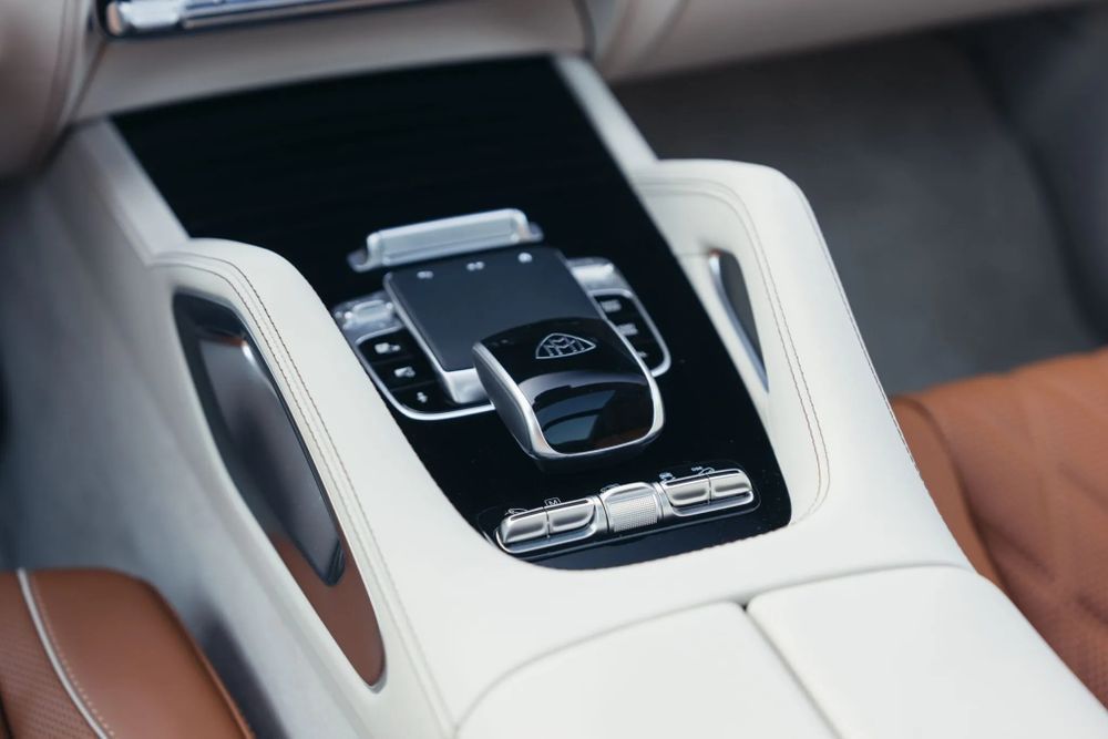Mercedes-Maybach GLS 680 คอนโซลกลาง