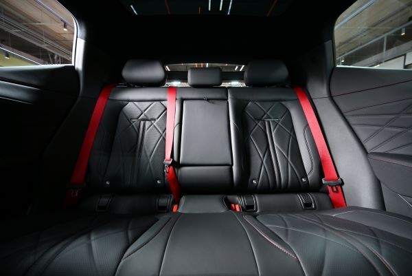 The New ZEEKR X 2026 เบาะโดยสารด้านหลังสีดำ-แดง