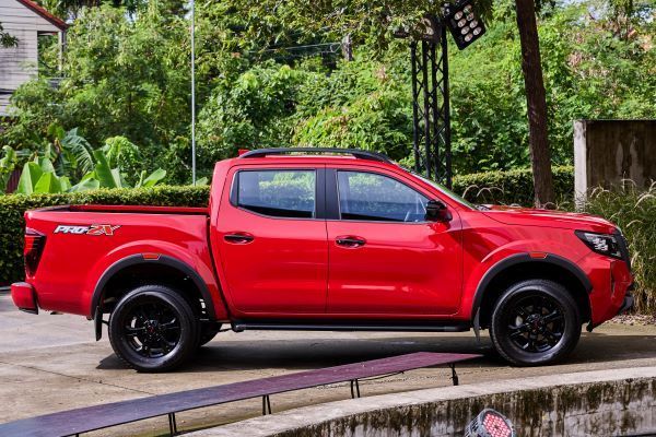 NISSAN NAVARA Pro-2X 2024-2025 ด้านข้าง