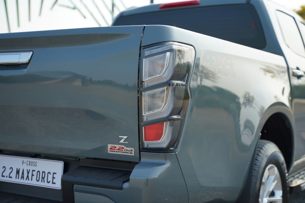 ISUZU V-CROSS 4X4 เครื่องยนต์ 2.2 Ddi MAXFORCE ไฟท้าย