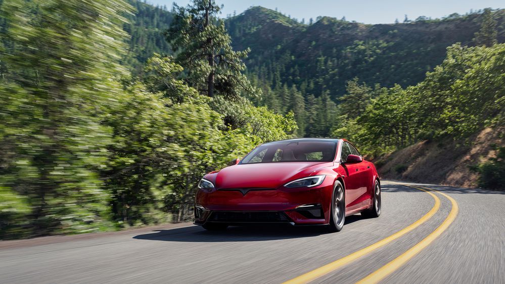Tesla Model S 2025 Driving
