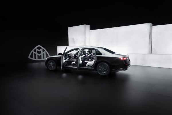 Mercedes-Maybach S 580 e Night Series เปิดประตู