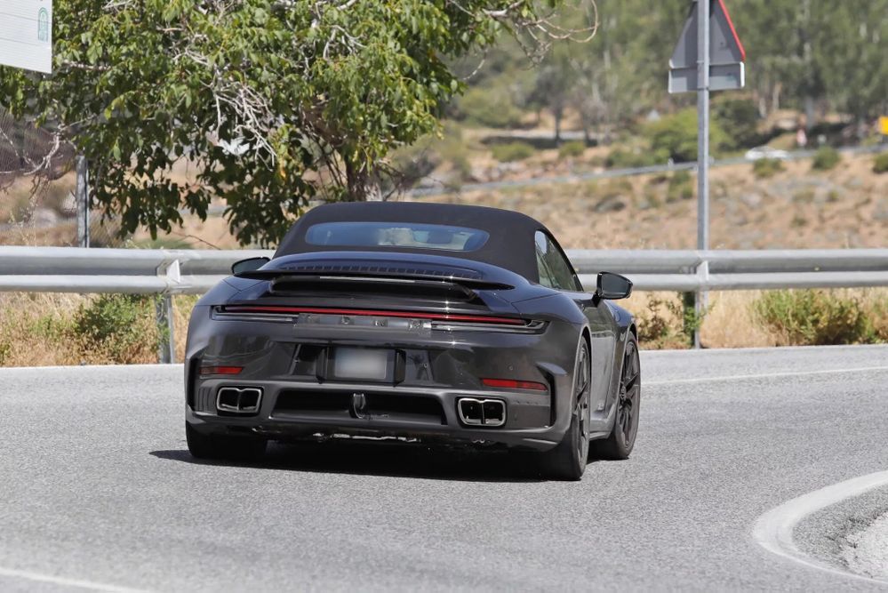 Porsche 911 Turbo Hybrid ด้านหลัง