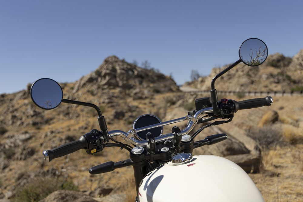 Royal Enfield Bear 650 cockpit