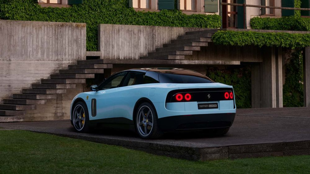 Ferrari Luce ด้านท้าย