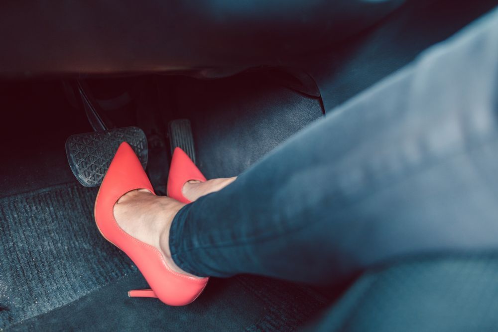 หายนะบังเกิดหากผู้หญิงใส่รองเท้าผิดประเภทขณะขับรถ (1)