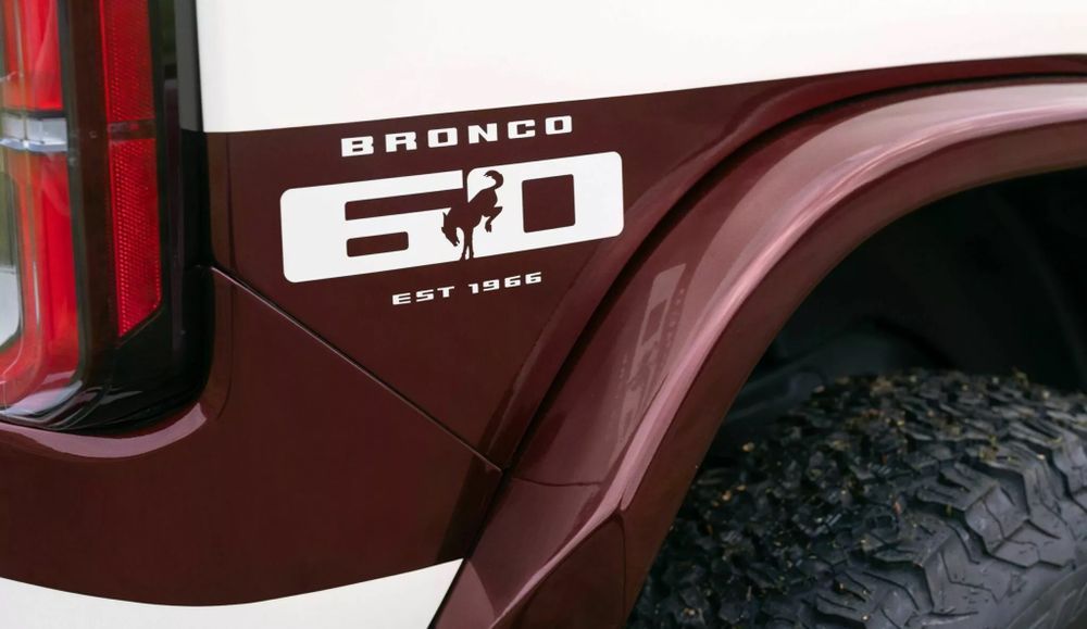 Ford Bronco Roadster สีแดงตัดท้าย