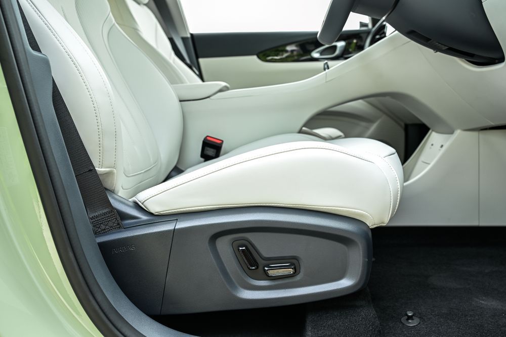 Geely EX2 เก้าอี้คนขับปรับไฟฟ้า