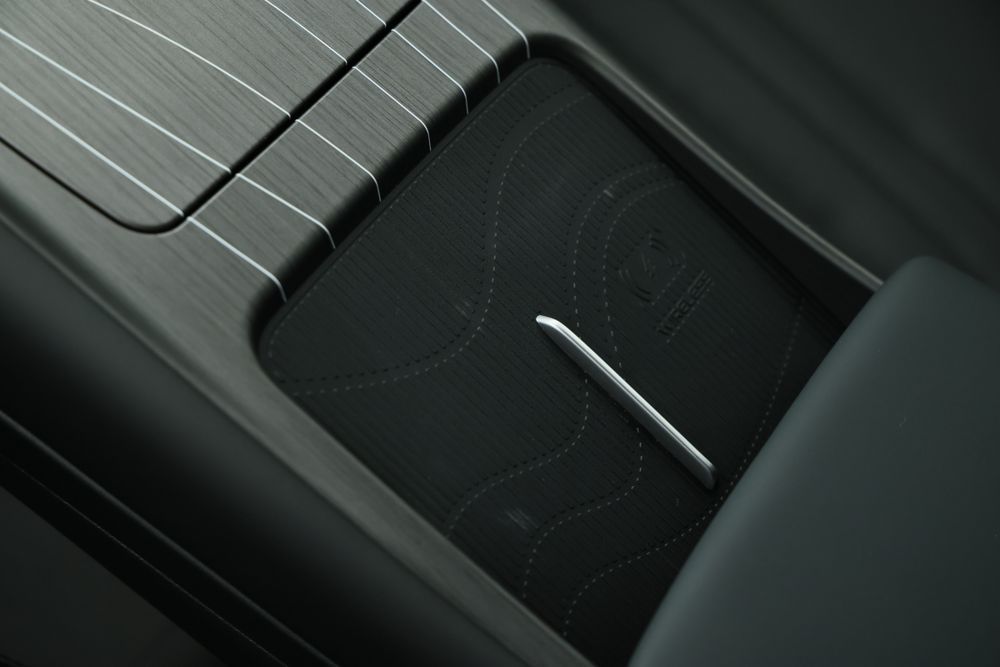 GEELY STARRAY EM-R มี Wireless Charger