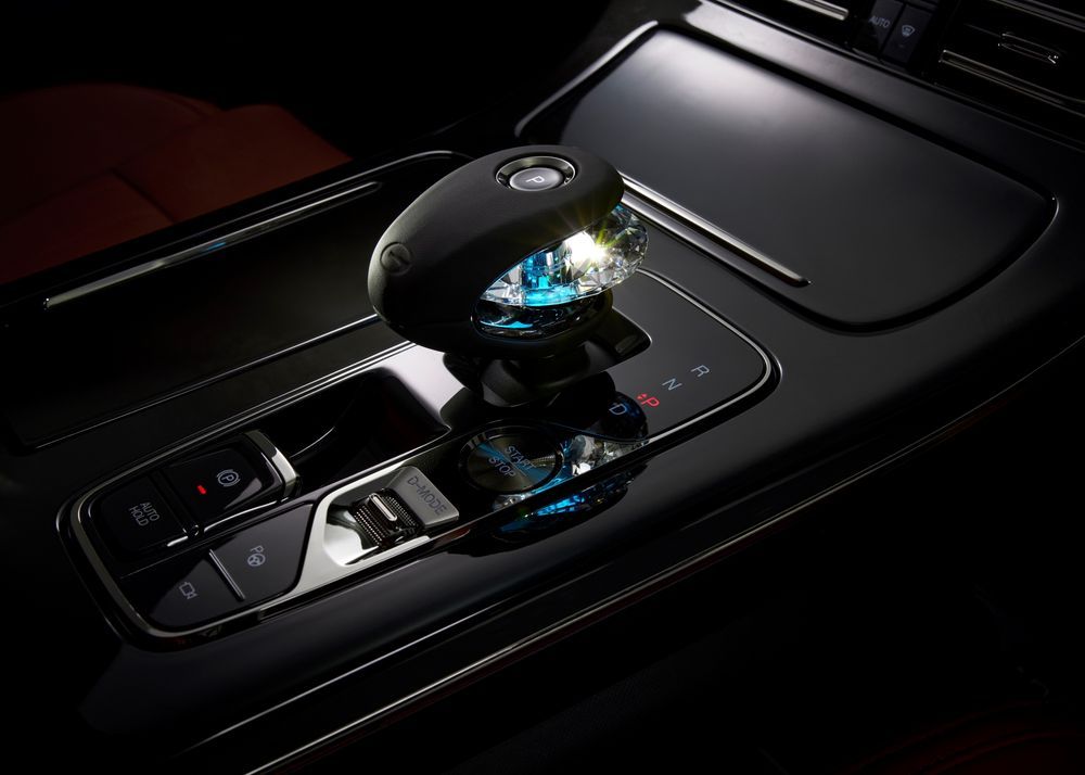 GAC M8 PHEV หัวเกียร์ประดับด้วยคริสตอล