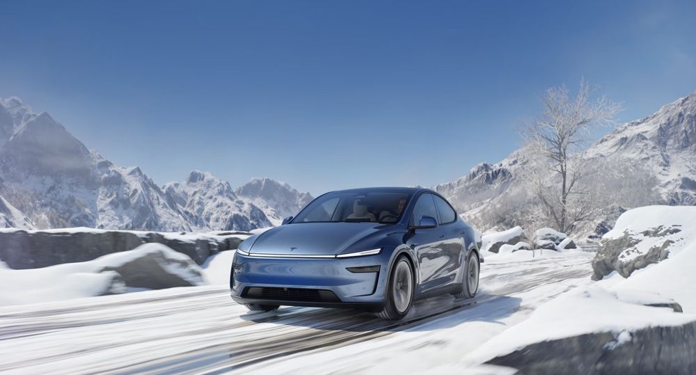 Tesla Model Y 2025 Snow driving