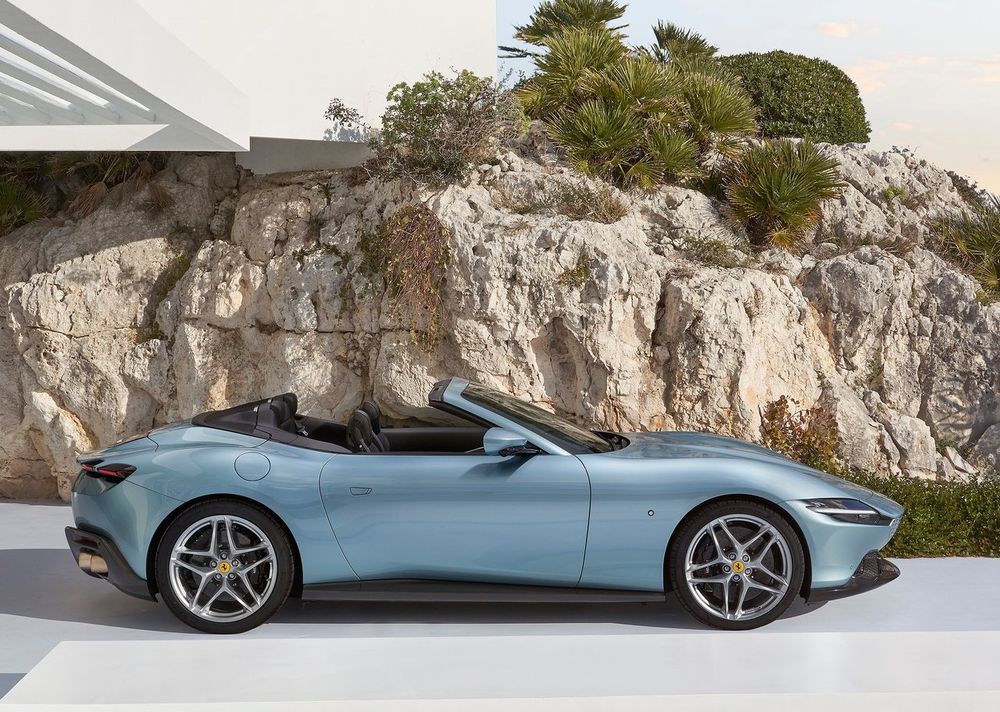 Ferrari Roma Spider เปิดประทุนด้านข้าง