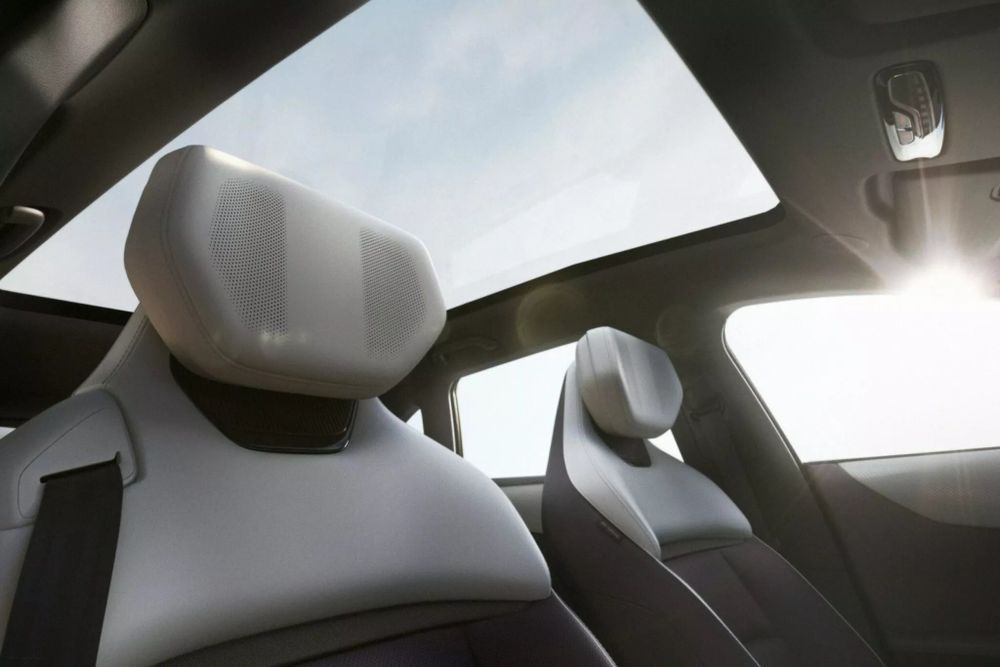 Mazda EZ-60 หลังคาพาโนรามิกซันรูฟ
