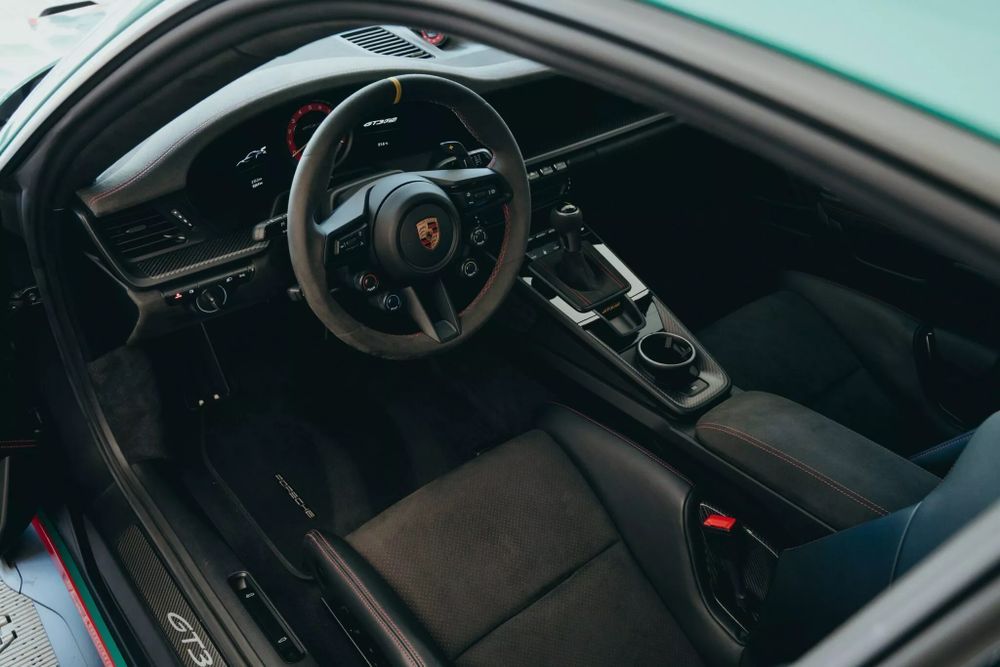 Dua Lipa X Porsche 911 GT3 RS ภายใน