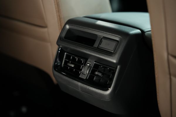 D-Max V-Cross 2025-2026 แอร์สำหรับผู้โดยสารตอนหลัง