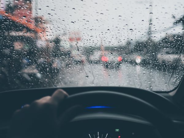 ขับรถขณะฝนตก ไม่ควรทำพฤติกรรมแบบนี้!! เสี่ยงเกิดอุบัติเหตุ 2025 1