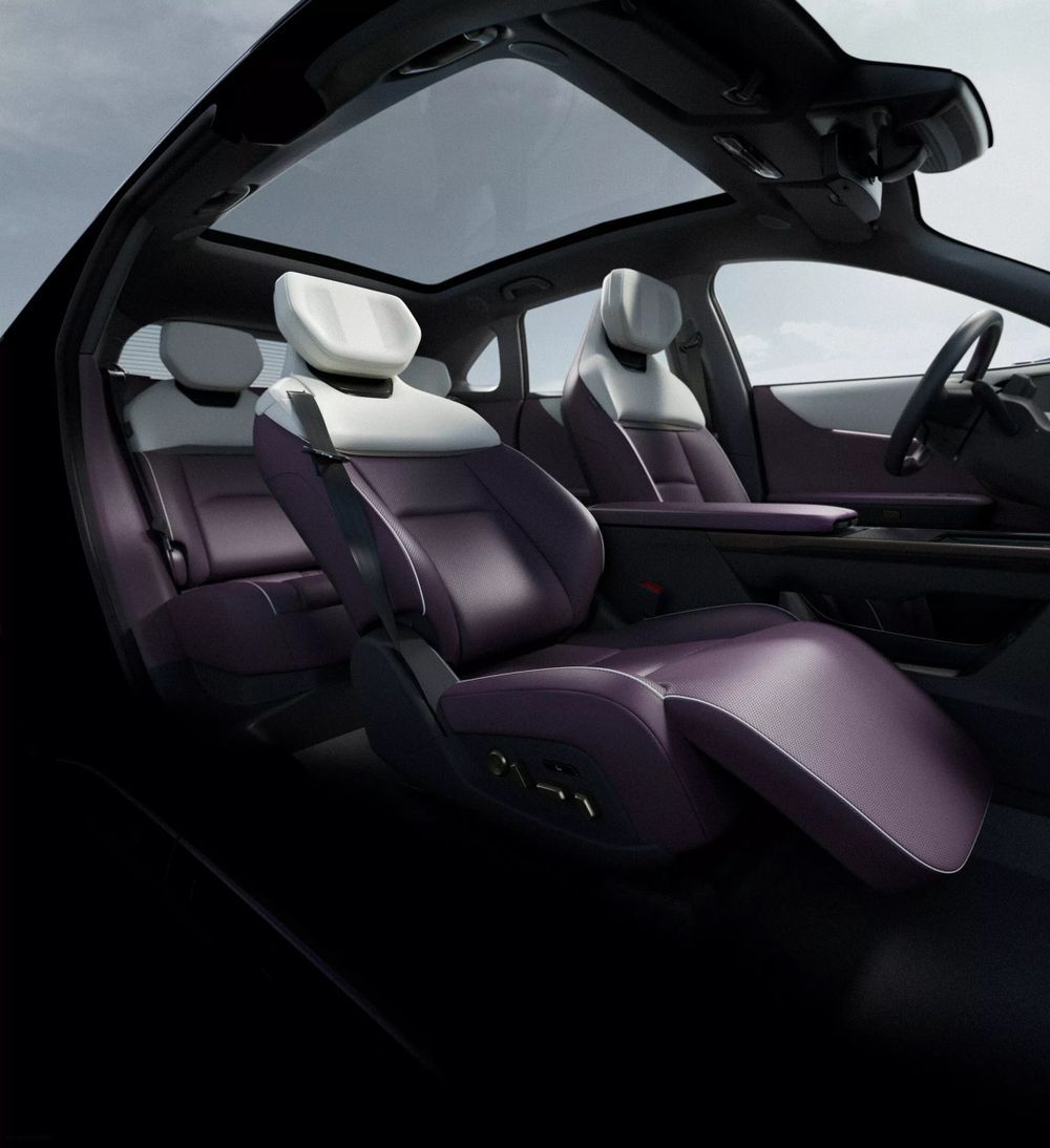 Mazda EZ-60 เบาะโดยสารม่วง