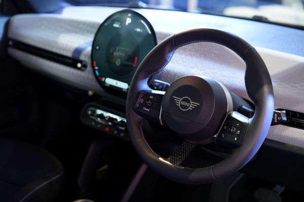 MINI Black Edition E-Challenge รุ่นพิเศษเฉพาะ มินิ มิลเลนเนียม ออโต้  4