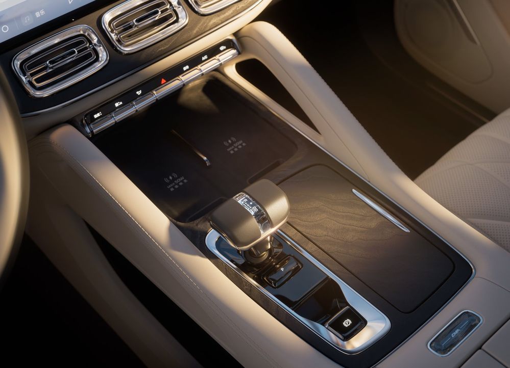 Geely Xingyue L PLUS คอนโซลกลาง - Wireless Charge