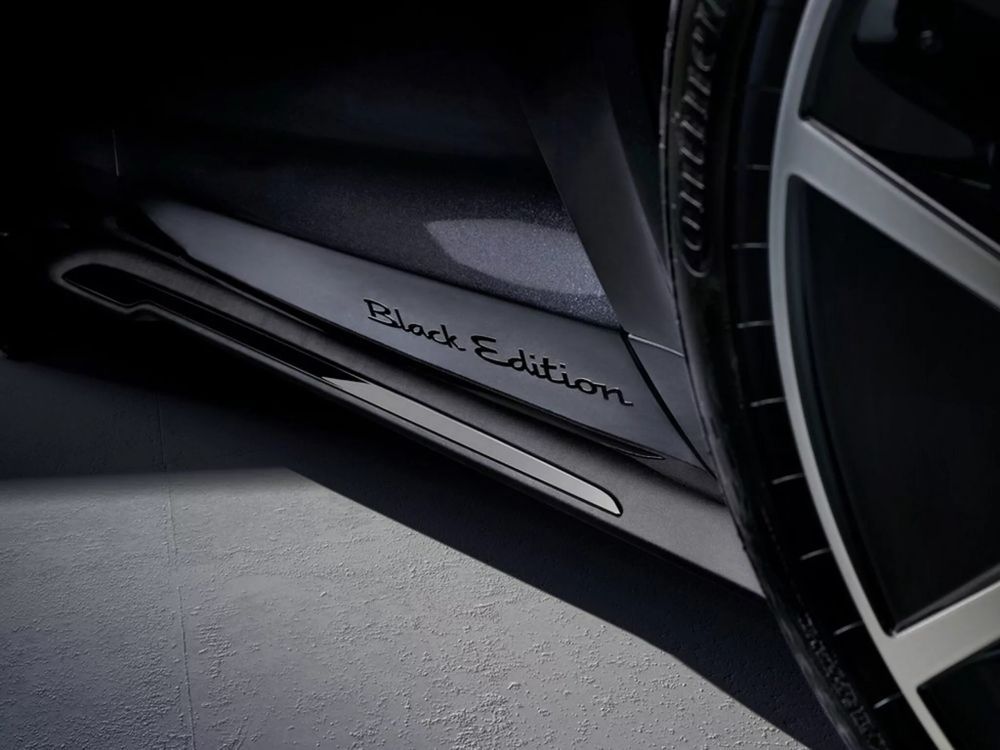 Porsche Taycan โลโก้ Black Edition