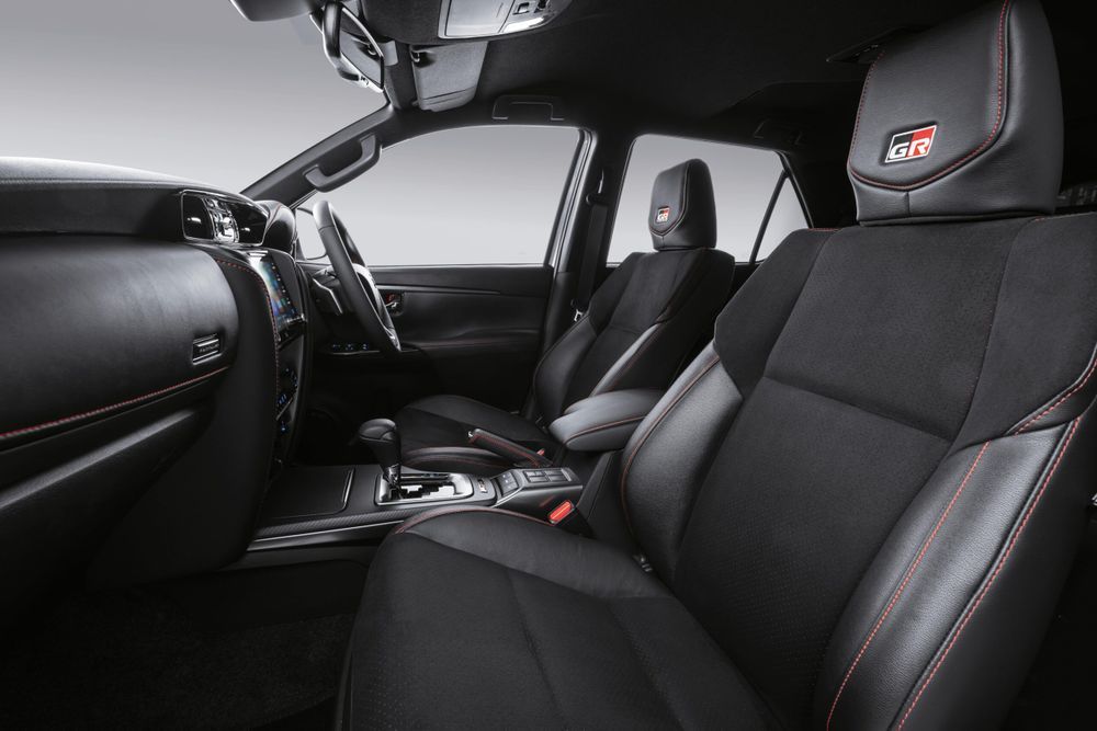 Toyota Fortuner GR Sport Black Top เบาะโดยสาร