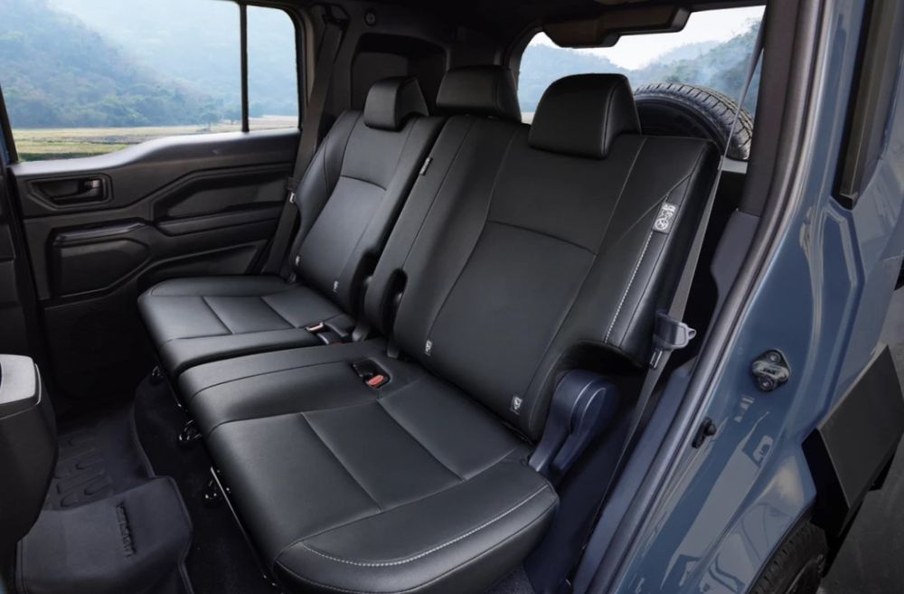 toyota land cruiser fj 2026 เบาะโดยสาร