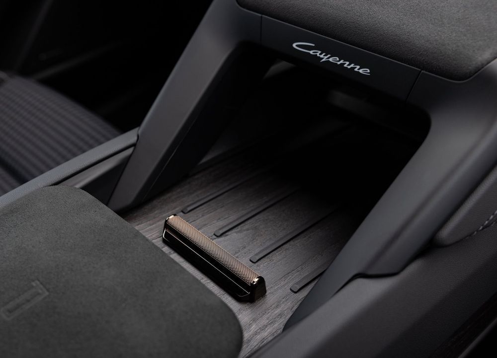 Porsche Cayenne Coupe Electric ไวเลสชาร์จเจอร์