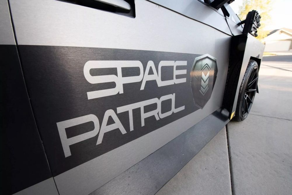 Cybertruck ติดสติ๊กเกอร์ Space Patrol