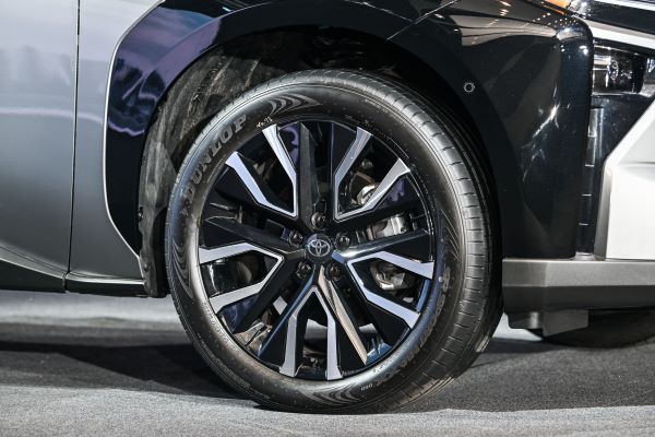 Toyota bZ4X 2025 ล้อด้านหน้า