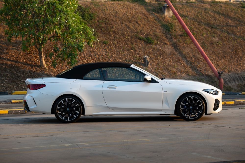 2025 BMW 430i Convertible M Sport ด้านข้างปิดหลังคา