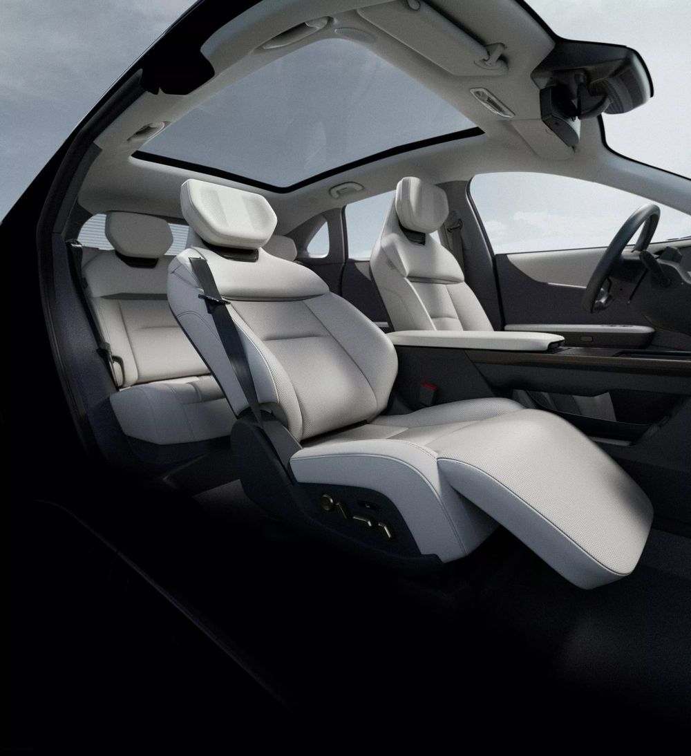 Mazda EZ-60 เบาะโดยสารขาว