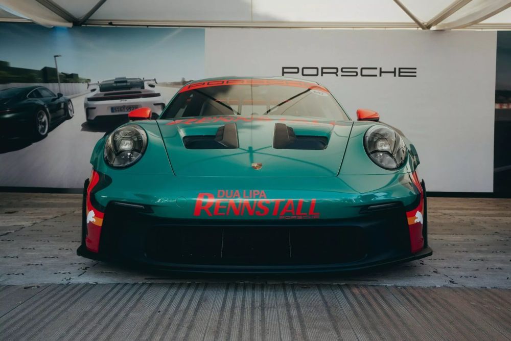 Dua Lipa X Porsche 911 GT3 RS ด้านหน้า