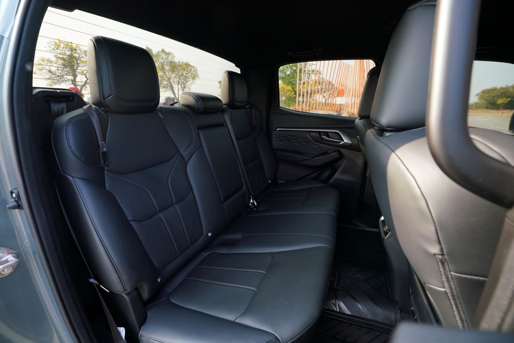 ISUZU V-CROSS 4X4 เครื่องยนต์ 2.2 Ddi MAXFORCE เบาะโดยสารตอนหลัง