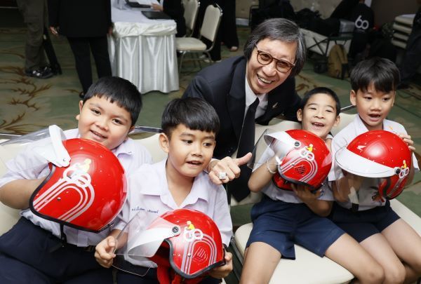 ไทยฮอนด้า มอบหมวกกันน็อก 16,500 ใบ ให้กทม. ส่งท้ายคาราวานฯ 60 ปี 2