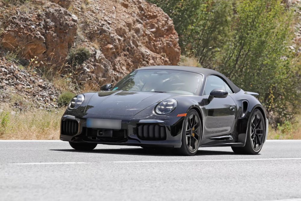 Porsche 911 Turbo Hybrid ด้านหน้า